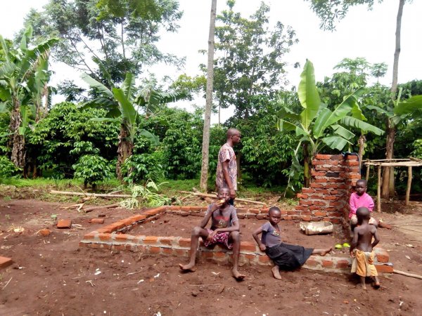 Yuyida, Mpawlo, Shanitah & Chris sitting on New Kitchen wall