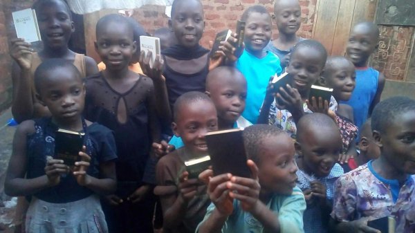 Children receive Bibles 