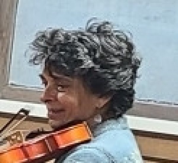 Lindianne Plays Violin