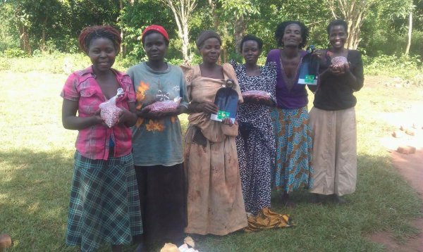 Widows of the Ministry receive bean seeds