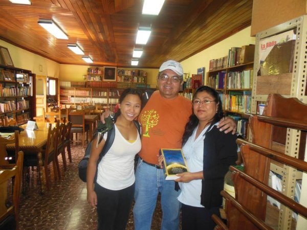 Donacion a la biblioteca en Antigua Guatemala