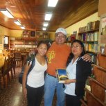 Donacion a la biblioteca en Antigua Guatemala